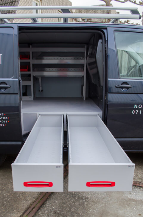 Zevim amenagement de véhicules. Volkswagen Transporter L1H1. Système vertical, combiné avec le système de tiroir inférieur.