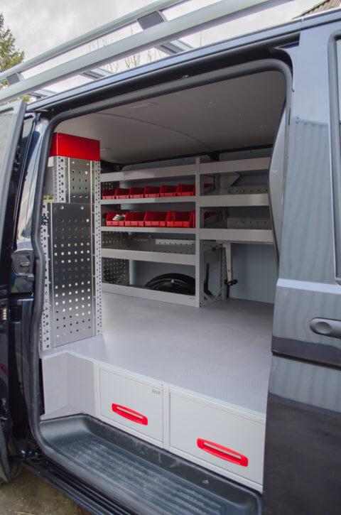 Zevim amenagement de véhicules. Volkswagen Transporter L1H1. Système vertical, combiné avec le système de tiroir inférieur.