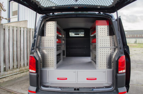 Zevim amenagement de véhicules. Volkswagen Transporter L1H1. Système vertical, combiné avec le système de tiroir inférieur.
