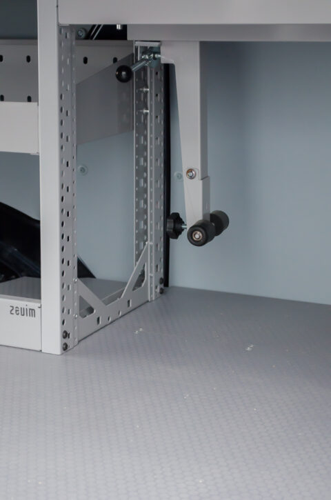 Zevim amenagement de véhicules. Volkswagen Transporter L1H1. Système vertical, combiné avec le système de tiroir inférieur. Clip de valise.