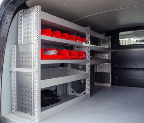 Zevim amenagement de véhicules. Volkswagen Transporter L1H1. Système vertical, combiné avec le système de tiroir inférieur. Module à gauche.