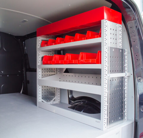 Zevim amenagement de véhicules. Volkswagen Transporter L1H1. Système vertical, combiné avec le système de tiroir inférieur. Module à droite.