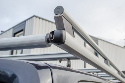 Zevim amenagement de véhicules. Volkswagen Transporter L1H1. Système vertical, combiné avec le système de tiroir inférieur. Galerie de toit.